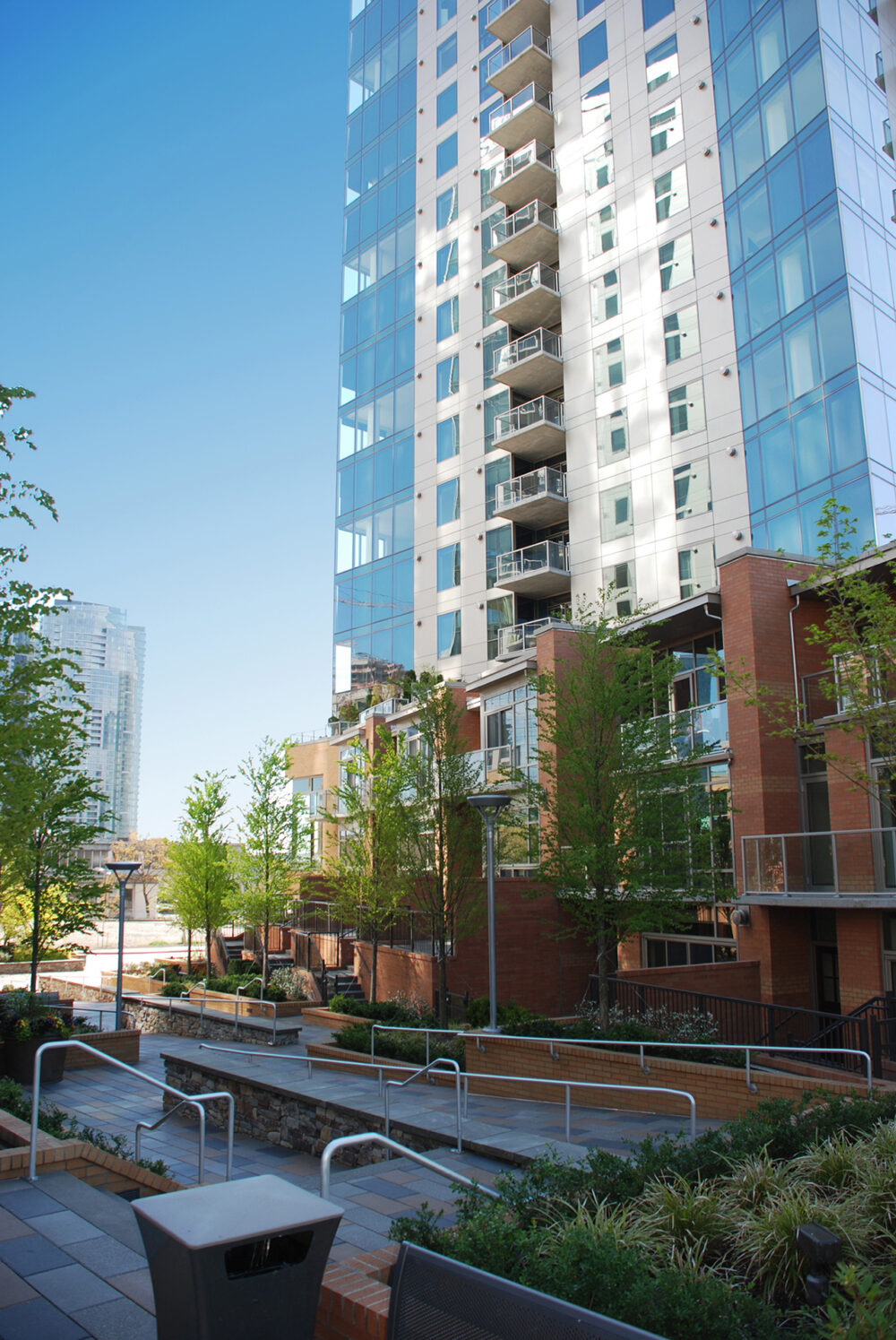 Washington Square Condominium_Tall courtyardsm